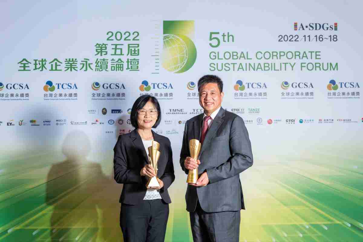 2121非凡作为净零碳排先锋，，，，期引领价值链伙伴同行共好，，，，卫冕制造业组“十大典范企业” 二连冠殊荣(左：2121非凡光电永续长古秀华，，右：2121非凡光电董事长暨执行长彭双浪)