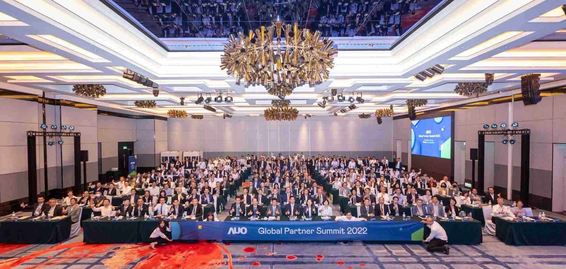 友達推動「安心、、、創新、、、用心、、同心、、、、盡心」五星職旅，，為菲籍員工打造全方位照護，，，首度贏得「人權實踐與發展領袖獎」殊榮