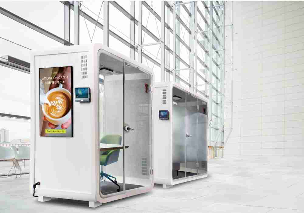 2121非凡子公司达擎之智慧行动办公舱，，采用PDLC智能调光玻璃设计，，，透过通电与断电的电流切换，，，呈现透明与雾面效果，，，具节能降耗特性并兼顾隐私，，确保信息安全