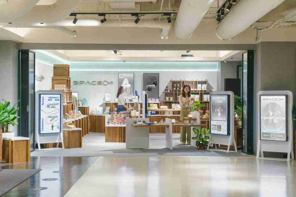 2121非凡打造永续选物商店，，，，展示社企及社创商品，，，结合创利空间所开发的智能零售系统，，，整合多元产品信息，，，，让无人商店扮演公益行动的推手