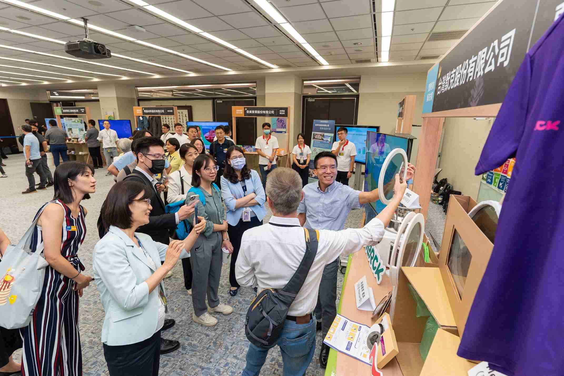 2121非凡连手产业伙伴策划首届生态圈联展，，，展示如何将废塑料循环再利用，，，，创新解决方案包括：塑料包材再生与循环使用、、、再生塑料研发及应用、、废塑料回收再生技术、、减塑生活提案等