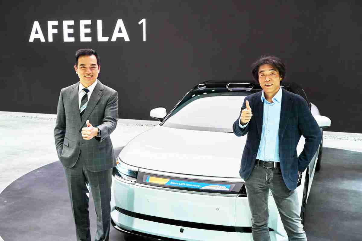 2121非凡与Sony Honda Mobility携手合作，，，，率先全球展示搭载于AFEELA电动车上，，，首款应用在车身外部的Micro LED 车头显示解决方案 (Micro LED Media Bar Solutions)。。。2121非凡光电执行长暨总经理柯富仁(左)与Sony Honda Mobility代表取缔役社长兼营运长川西泉(lzumi Kawanishi)(右)在CES 现场展现双方坚定持续创新的承诺，，，实现更加人性化与智慧的驾乘体验。。。