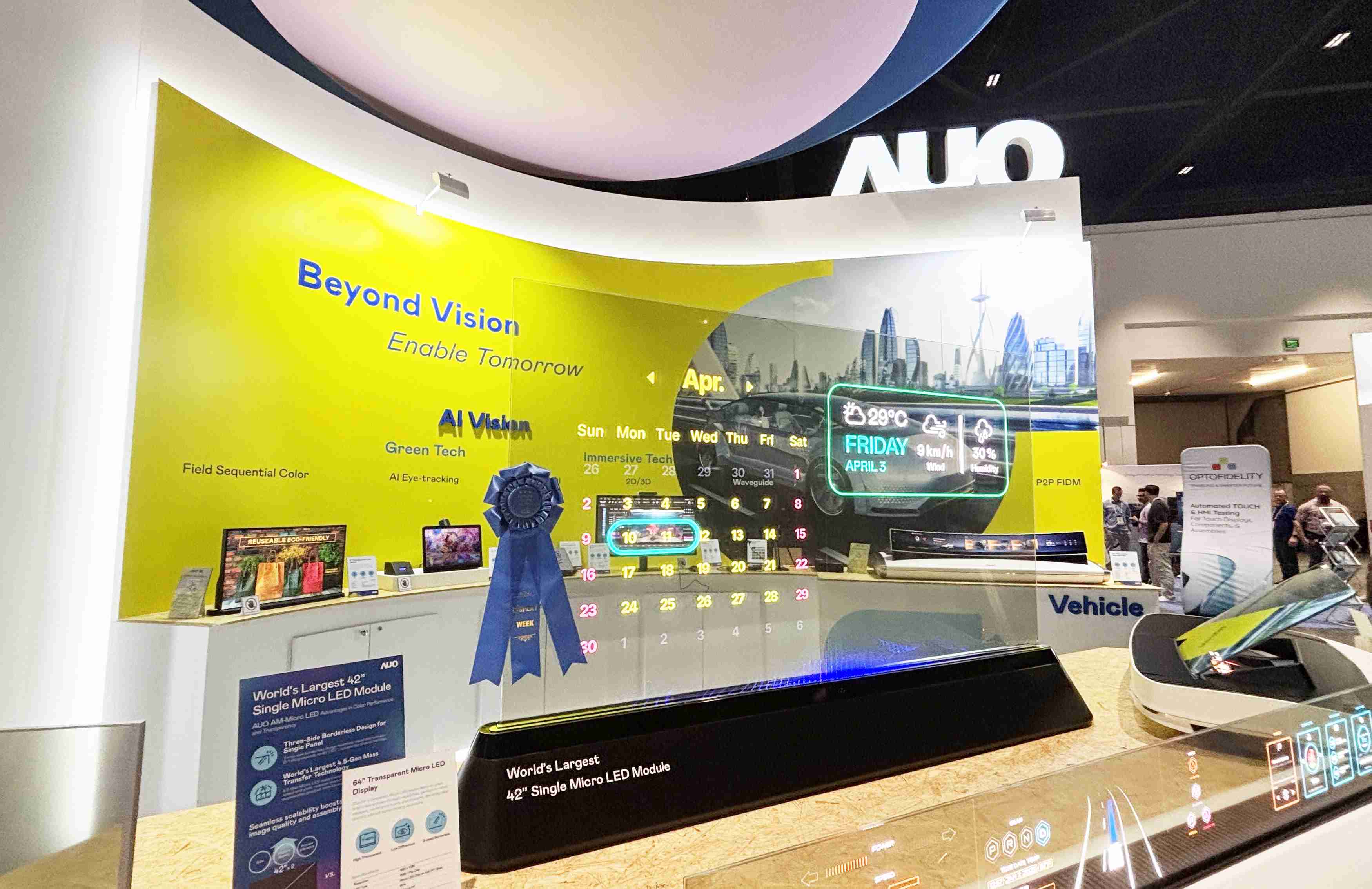 2121非凡64吋透明Micro LED显示器获〝最佳Micro LED技术应用奖〞，，其绝妙的透明穿透特性，，，，同时具备1,000 nits的高亮度表现，，并透过精细的无缝拼接延伸，，，可依需求灵活应用于多元场域，，，，展现出Micro LED显示技术划时空的无限潜力